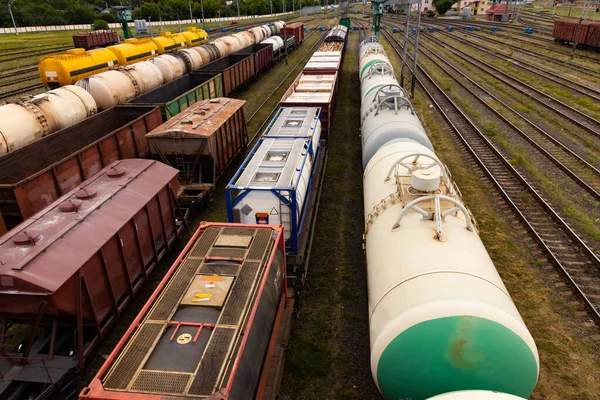 Yakıtlı Tanklar Yük Taşıyan Vagonlar Bir Tren Istasyonunda Lojistik Ulaşım — Stok fotoğraf