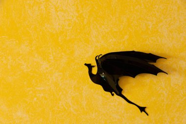 Uçan kuş, sarı arka planda ejderha.