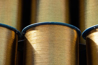 Bir makarada sarmal pirinç tel yarası, nakliyeye hazır..