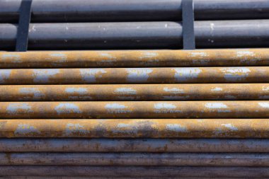 Yuvarlak çelik parmaklıklar, koğuşlar, nakliyeye hazır..