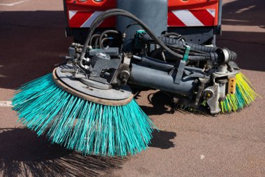 Sokakları ve yolları temizlemek için bir arabanın parçası. Temiz şehir kavramı.