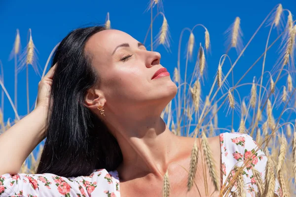 Hermosa Joven Disfrutando Naturaleza Campo Trigo Puesta Sol Concepto Viaje — Foto de Stock