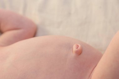 Yeni doğmuş bir çocuk ağlıyor. Yeni doğan bebek yorgun ve aç. Çocuklar ağlıyorlar. Bebekler çığlık atar..