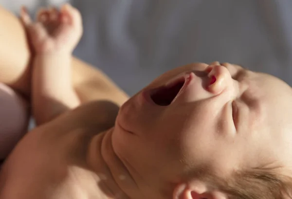 Een Pasgeboren Jongen Huilt Pasgeboren Baby Moe Hongerig Kinderen Huilen — Stockfoto