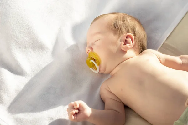 Cara Retrato Bebé Recién Nacido Durmiendo Una Cama Con Chupete — Foto de Stock