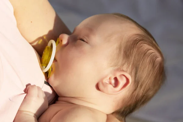 Sono Sicuro Con Una Donna Tiene Tra Braccia Suo Neonato — Foto Stock