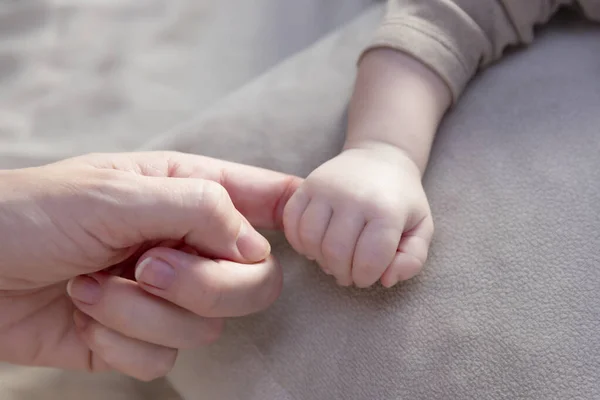 Hand Fingers Newborn Baby Mom Hand — Stock Photo, Image