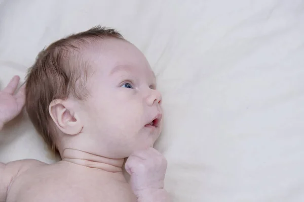 Liten Nyfödd Pojke Liggande Sängen Och Känslor Ansiktet — Stockfoto