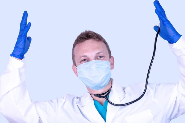 Egy Dühös Orvos Orvosi Maszkban Kesztyűben Kimutatja Elégedetlenségét Egy Kézmozdulattal — Stock Fotó