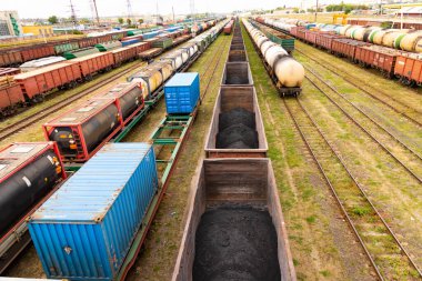 Yakıtlı tanklar, yük taşıyan vagonlar bir tren istasyonunda. Lojistik ve ulaşım kavramı.