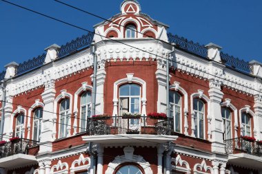 İtalyan tarzında balkonları ve çiçekleri olan eski bir ev..