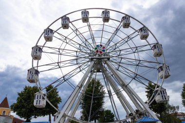 Halka açık bir parkta dönme dolap. Eğlence, eğlence ve seyahat konsepti.