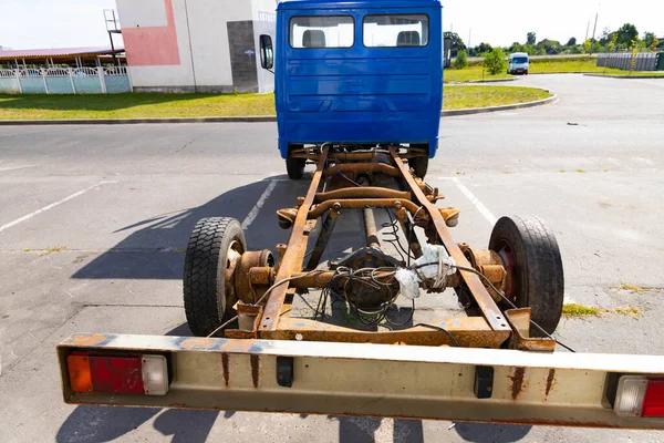 通りの古い錆びた車のフレーム 車のサービスコンセプト — ストック写真