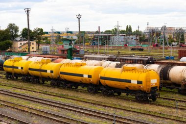 Yakıtlı tanklar, yük taşıyan vagonlar bir tren istasyonunda. Lojistik ve ulaşım kavramı.