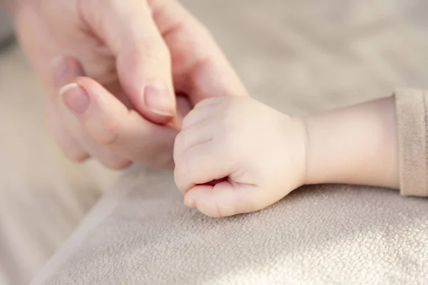 Mano Con Los Dedos Bebé Recién Nacido Mano Mamá — Foto de Stock