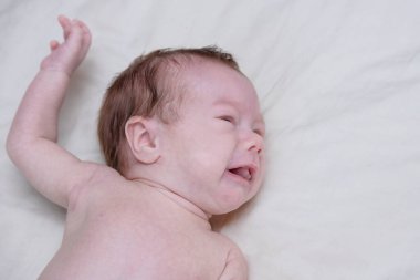 Yeni doğmuş bir çocuk ağlıyor. Yeni doğan bebek yorgun ve aç. Çocuklar ağlıyorlar. Bebekler çığlık atar..