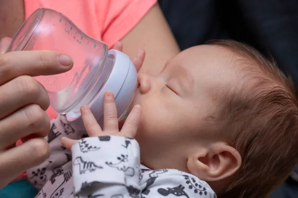 Een Pasgeboren Jongetje Drinkt Melk Uit Een Fles Met Een — Stockfoto