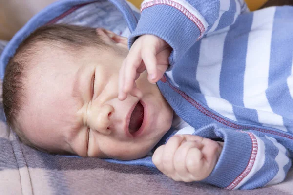 Retrato Adorable Bebé Recién Nacido Con Emociones Cara Que Está — Foto de Stock