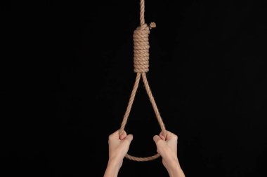 Linç ve intihar teması. Adamın elinde siyah izole edilmiş arka planda asılı duran bir ip var..