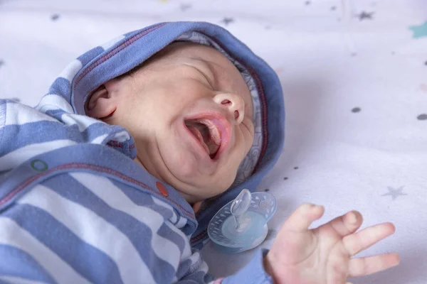 Retrato Adorable Bebé Recién Nacido Con Emociones Cara Que Está — Foto de Stock