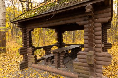 Kapalı oturma alanı. Çardaklar, parklardaki ve bahçelerdeki çardaklar, rahatlayın ve gevşeyin. Parktaki ahşap çardak.