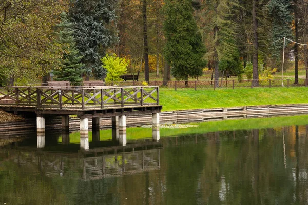 Wooden Bridge Viewing Platform Benches Lake — Stock Photo, Image