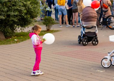 MINSK, BELARUS - 23 Ağustos 2020: Çocuklu bir anne ve tatilde bir balon.