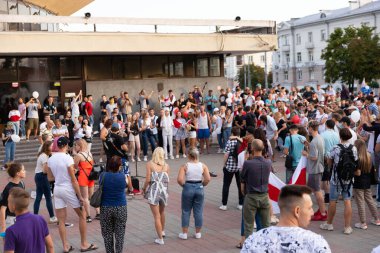 MINSK, BELARUS - 23 AĞUSTOS 2020: İzleyicilerle çevrili bir şehir caddesinde bir rock grubunun konseri.