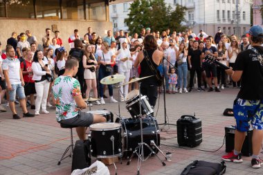 MINSK, BELARUS - 23 AĞUSTOS 2020: İzleyicilerle çevrili bir şehir caddesinde bir rock grubunun konseri.