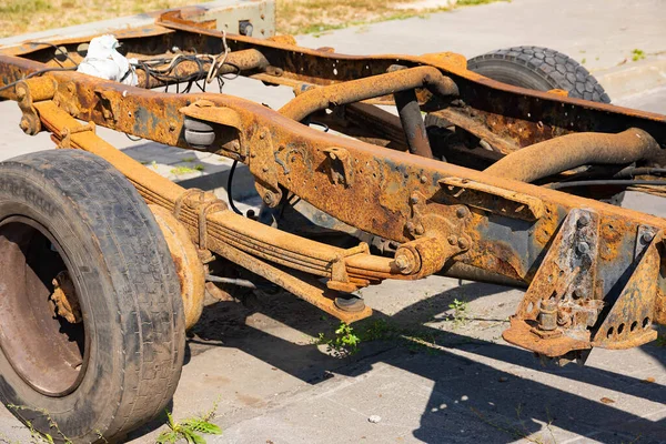 Old rusty car frame, shock absorber, truck wheel. — Stock Photo, Image