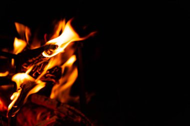 Siyah arka planda şenlik ateşi. Hafıza kavramı, mistisizm..