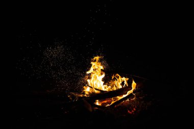 Siyah arka planda şenlik ateşi. Hafıza kavramı, mistisizm..
