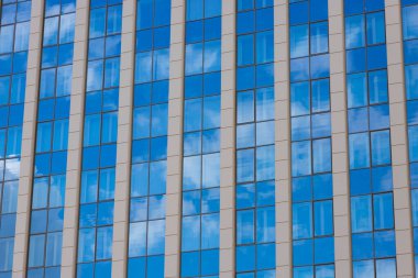 Mimari detaylar, cephe tasarımı. Modern bina Siyah ve gri.