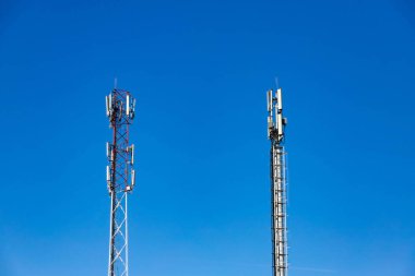Hücresel Üs İstasyonu veya Üs Alıcı İstasyonu. Telekomünikasyon kulesi. Kablosuz İletişim Anten Vericisi. 3G, 4G ve 5G Hücre Sitesi mavi ve bulutlu gökyüzü.