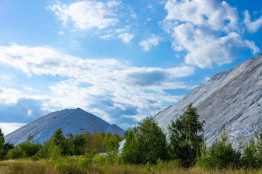 Kimyasal bir fabrikada fosfat gübresi üretimi atığı. Ekolojik kavram.