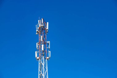 Hücresel Üs İstasyonu veya Üs Alıcı İstasyonu. Telekomünikasyon kulesi. Kablosuz İletişim Anten Vericisi. 3G, 4G ve 5G Hücre Sitesi mavi ve bulutlu gökyüzü.