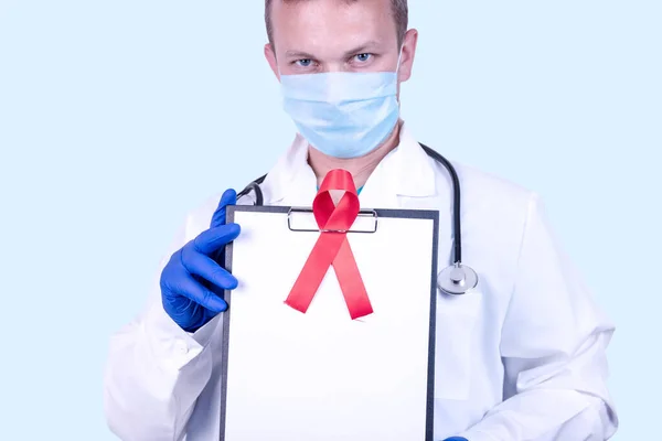 Ένας Γιατρός Ιατρικά Γάντια Κρατά Ένα Δισκίο Μια Κόκκινη Κορδέλα — Φωτογραφία Αρχείου