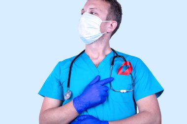 Kırmızı kurdele, yay sağlık konsepti. Farkındalığın, yardımın ve umudun sembolü..