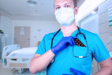 Doktor cebinde tabletlerle su toplamış. Cinsel işlev bozukluğu için su toplayan tıbbi haplar. Cinsel işlev bozukluğunun önlenmesi ve tedavisi. Seçici odak.