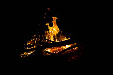 Odunla yanan ateş. Yemek pişirme ve ısıtma kavramı.