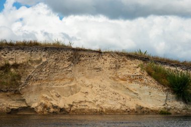 Çukur nehrin dik bir kıyısında yutar.