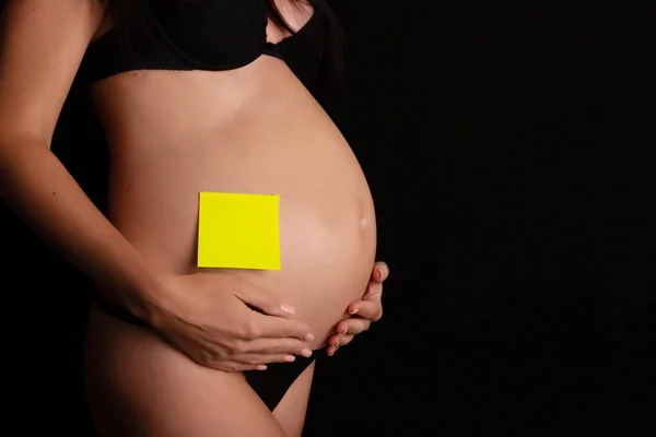 Egy Gyönyörű Terhes Fekete Alsónadrágban Hasához Ragasztva Várja Babát Terhességre — Stock Fotó