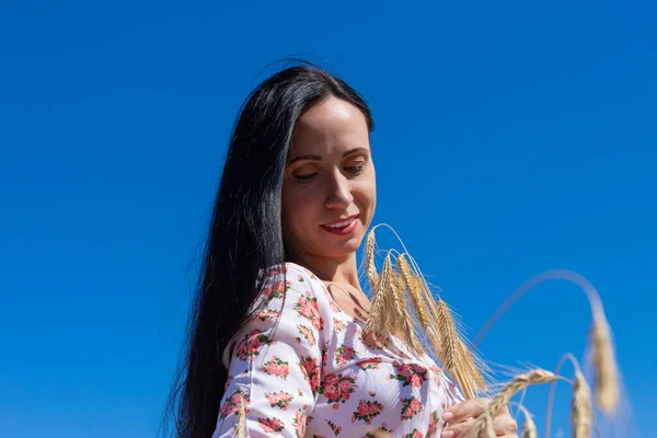 Hermosa Joven Disfrutando Naturaleza Campo Trigo Puesta Sol Concepto Viaje — Foto de Stock