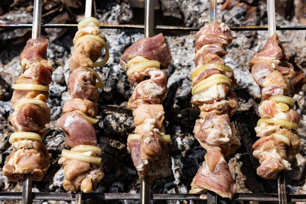 Tuğladan yapılmış doğaçlama fırında şiş kebap.