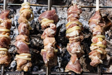 Tuğladan yapılmış doğaçlama fırında şiş kebap.