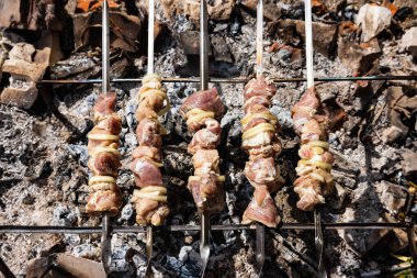 Tuğladan yapılmış doğaçlama fırında şiş kebap.