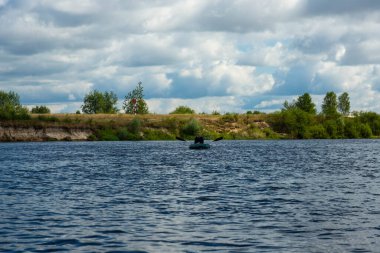 Seyahat, nehirde şişme lastik bir teknede rafting. Etkin eğlence kavramı.