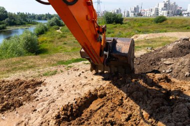 Yol ve inşaat çalışmaları sırasında kazıcı kovası.