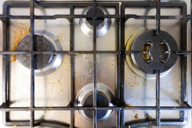 Mutfak odasında kirli gaz ocakları var.