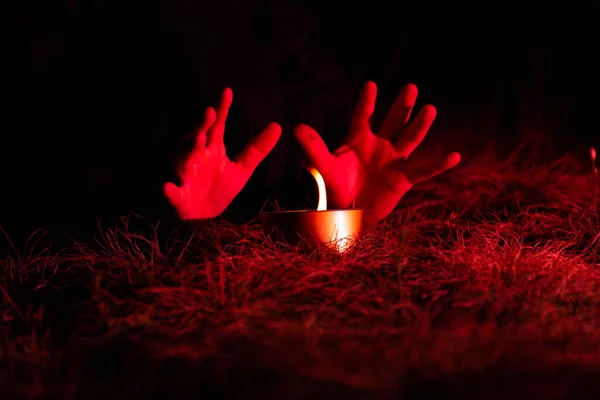 燃えるろうそくの光を照らすシャーマンの手 オカルト儀式と魔法の概念 — ストック写真